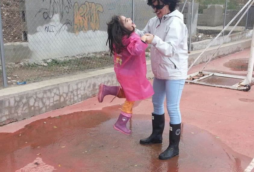 Mamá y la peque saltando charcos