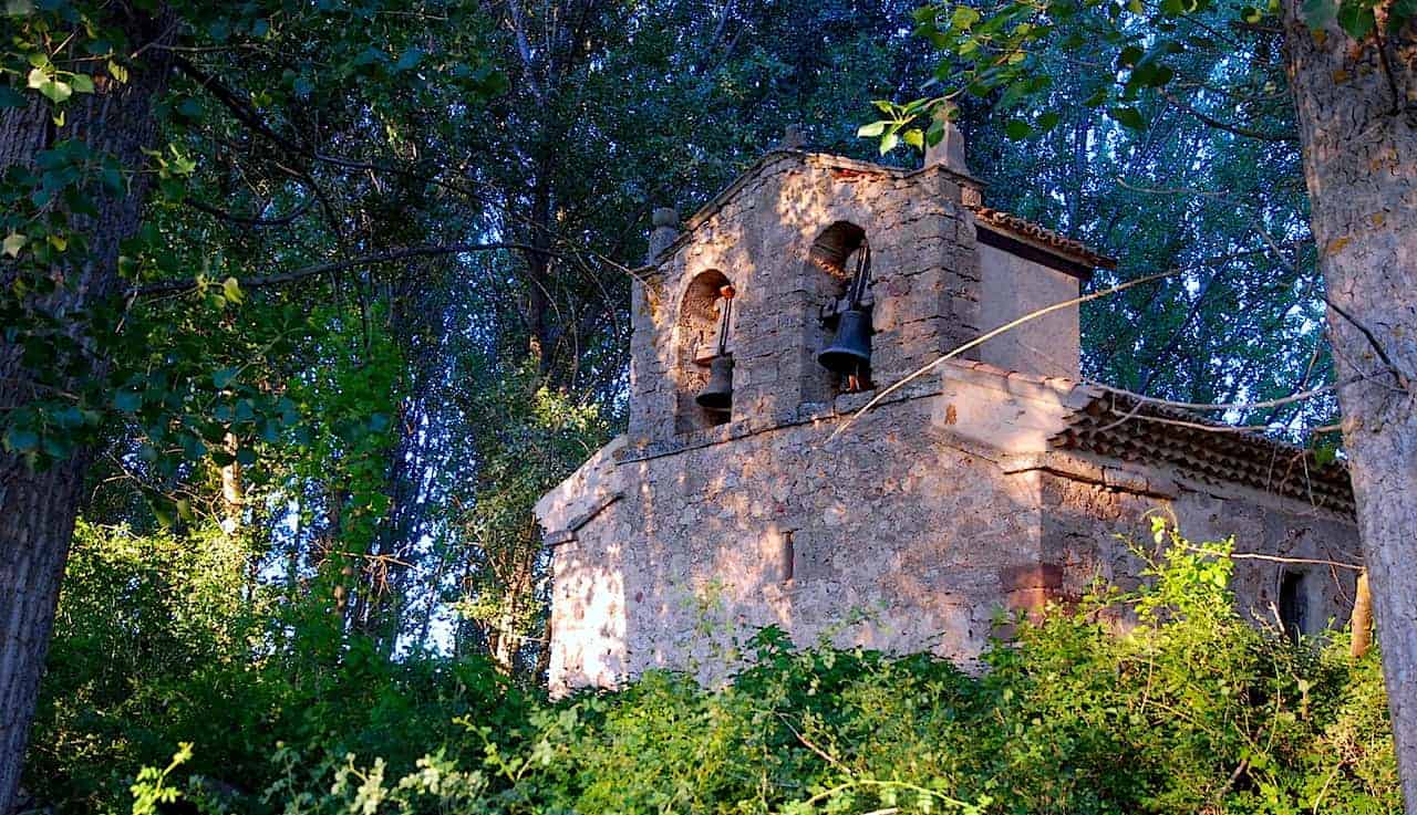 Iglesia abandonada en mitad del campo