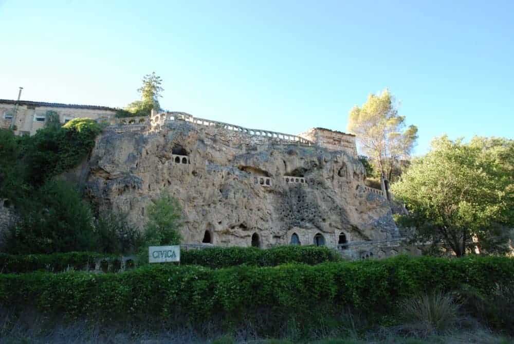 Descubre Cívica, la aldea abandonada excavada en la roca