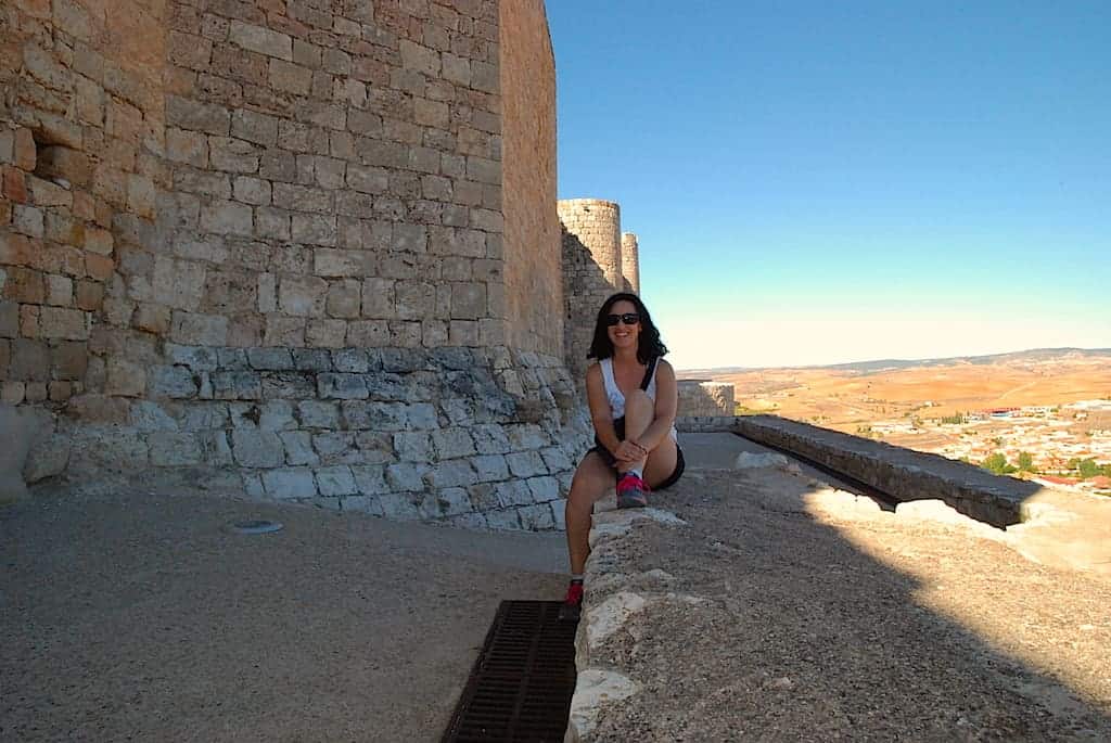 Maribel posando con el Castillo del Cid al fondo, Jadraque, Guadalajara