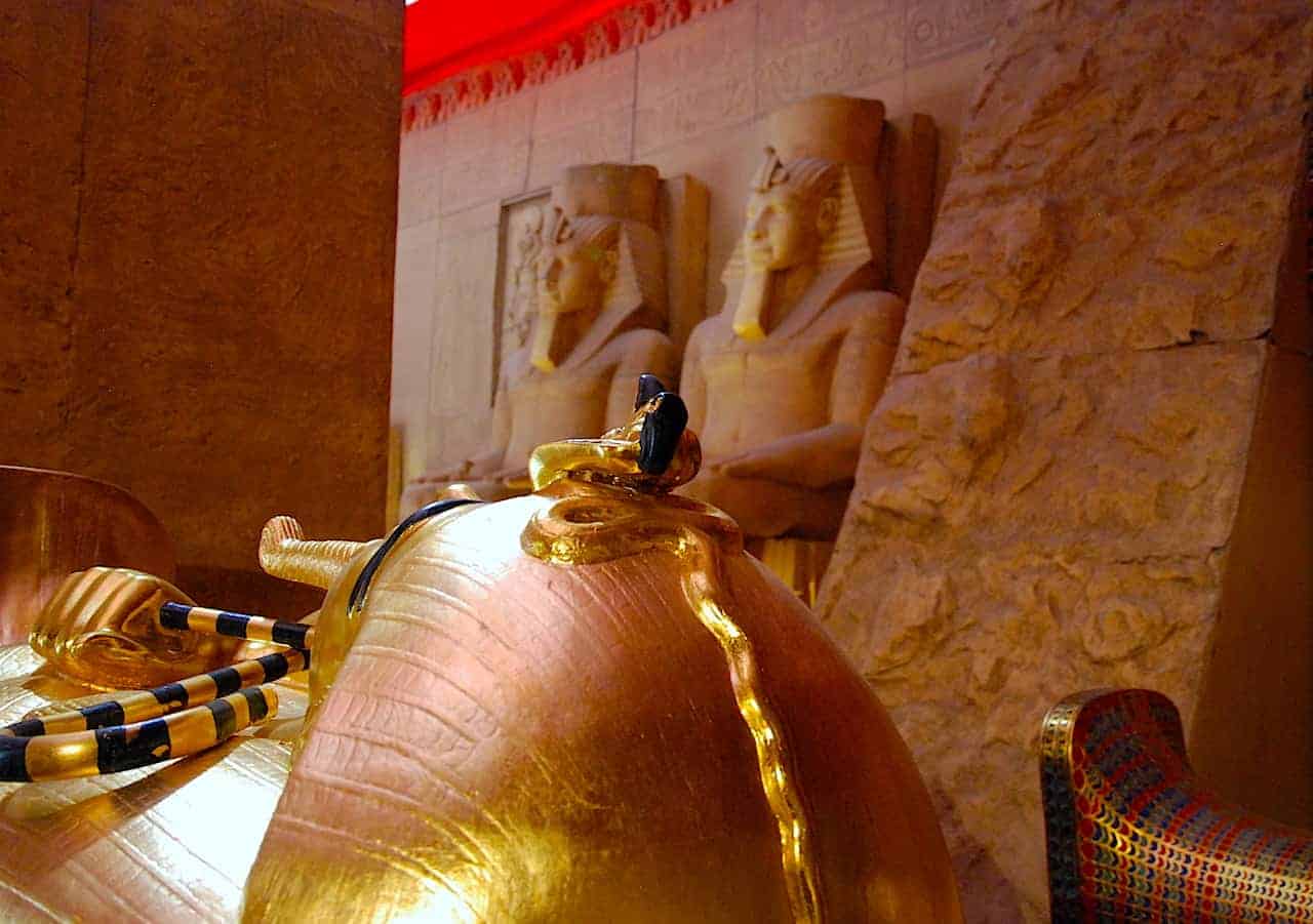 Tumba de Tutankamon, con parte de la fachada del templo de Abu Simbel al fondo