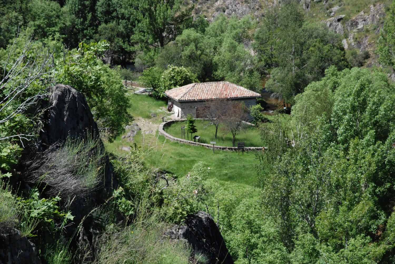 Descubre la magia de La Hiruela y disfruta de su área recreativa al lado del Molino. ¡Te fascinará!