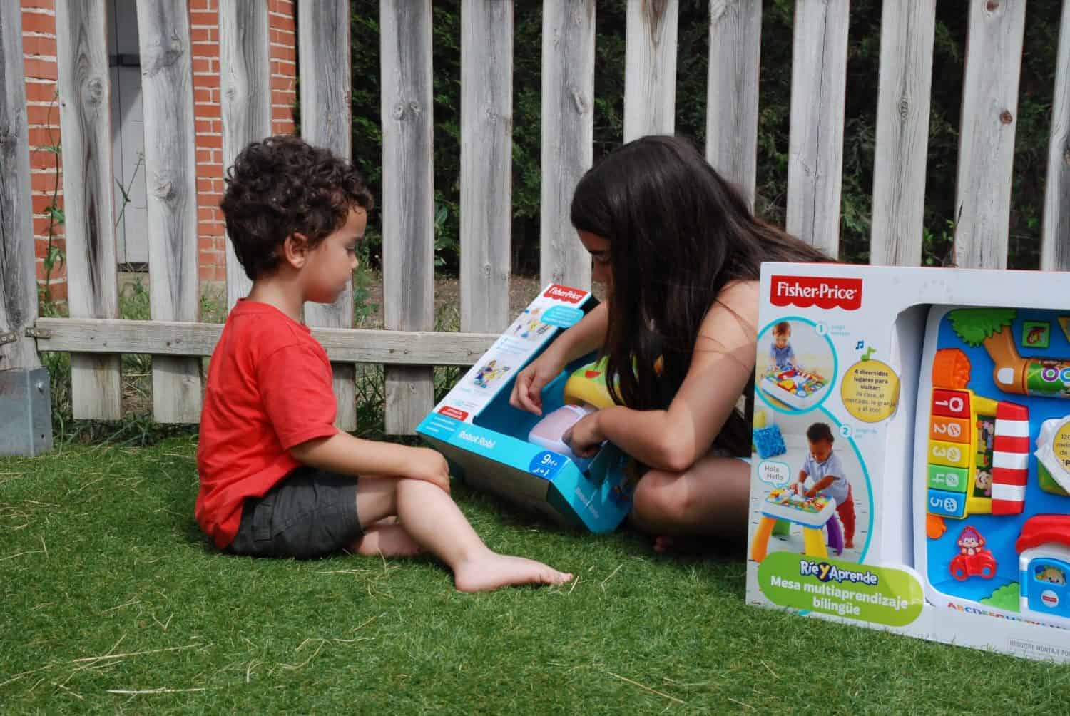 Robot Robi y Mesa de aprendizaje bilingüe Ríe y Aprende de Fisher-Price. Sello de calidad