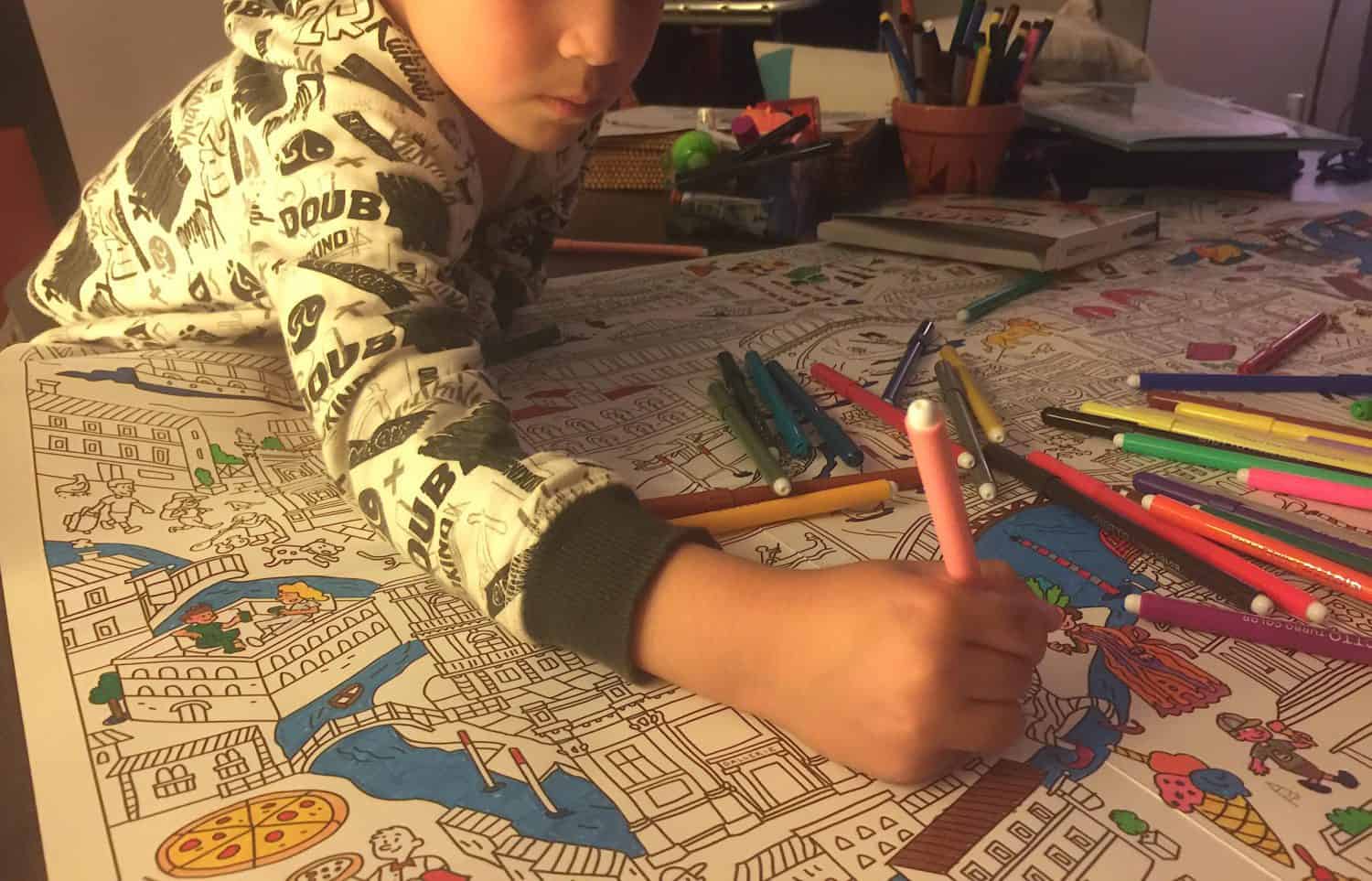 Aprender jugando: viaja por el mundo con los mapas para colorear gigantes