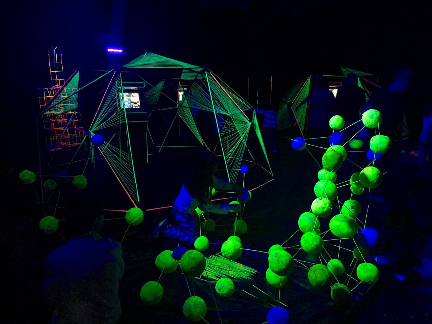 Talleres de luz negra en familia con Lemon Art Lab
