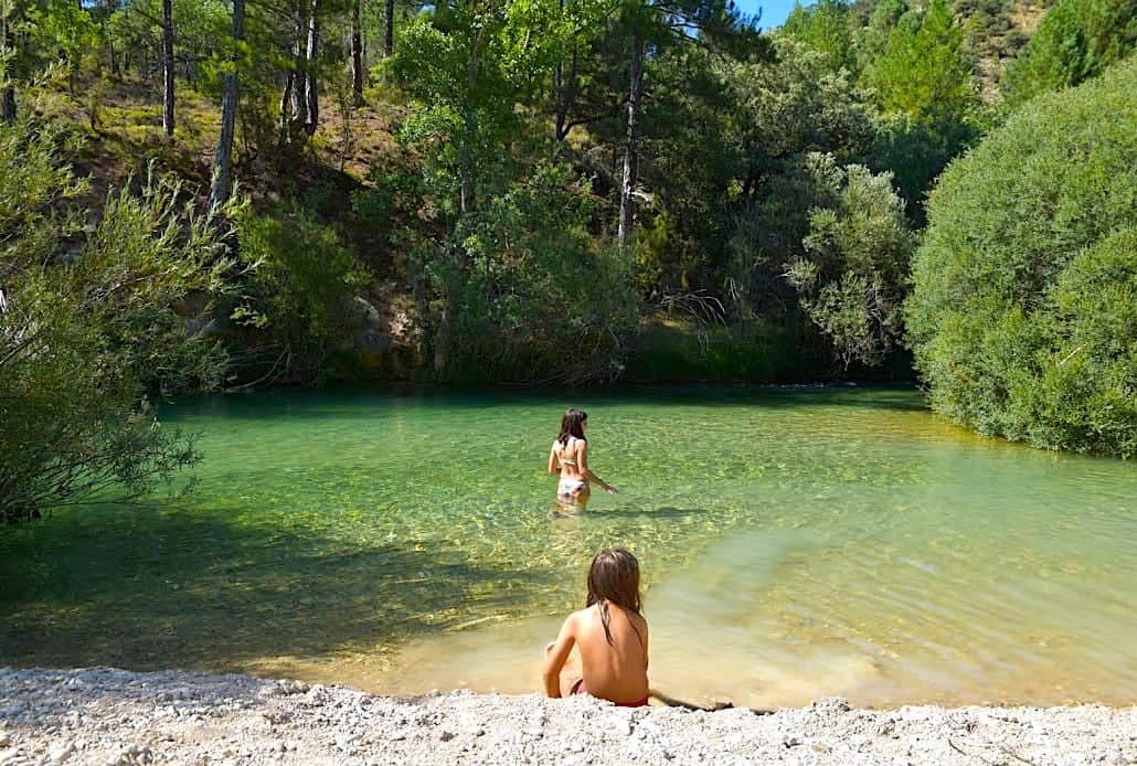 Niñas bañándose en el Alto Tajo, en Guadalajara